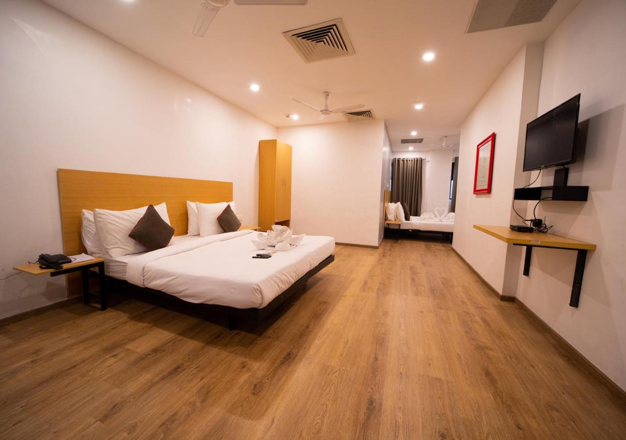 The Park Infinity Otel Surat Dış mekan fotoğraf